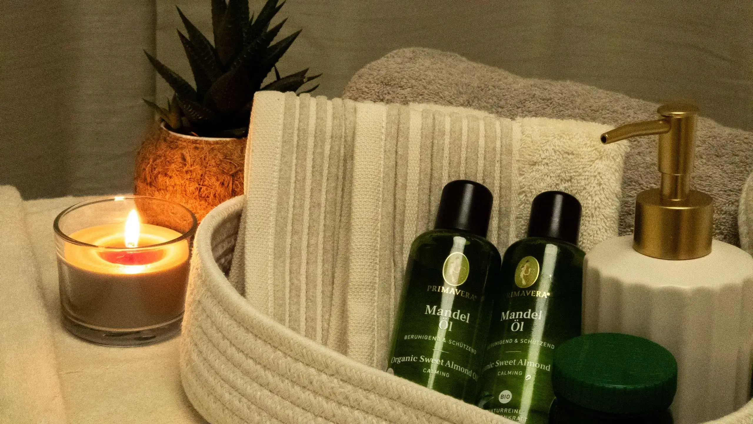Warm aromatic oils Thai therapy
